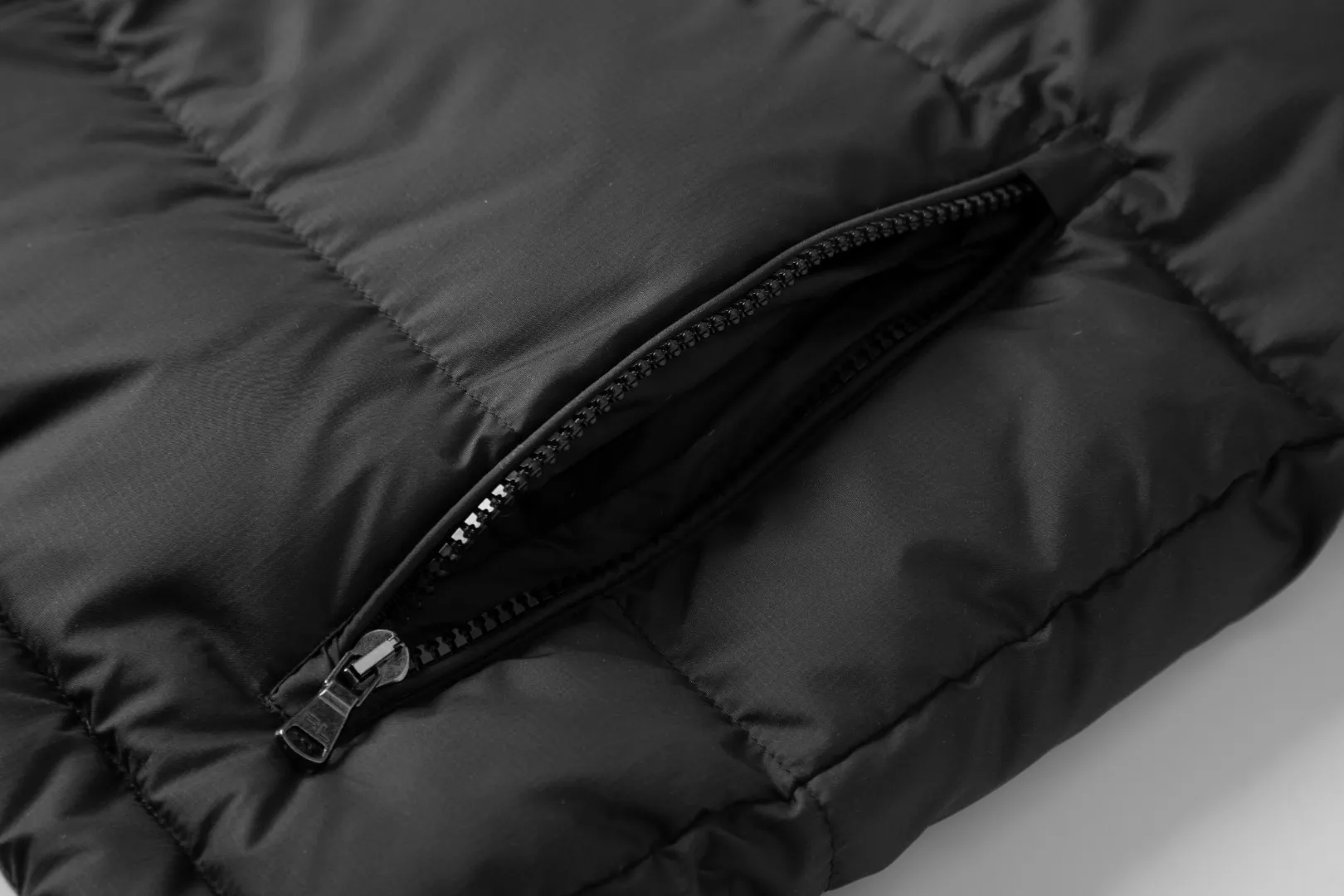 P460 White background picture [Popular in winter] Style number: 25118# Color: Black/Navy/Apricot/Sand Brown Size: S-XL - Ralph Lauren/Ralph Lauren 2025FW Popular winter items stand-up collar multi-zip three-proof GorHam vest down vest - 0.15 grid nylon coating on the face for light three-proof built-in 360T anti-drilling velvet coated gallbladder - corn tooth high-quality resin zipper Five large and small partition zippers on the whole body. Separate mold opening - original mold opening with originality. Full set of customized accessories. 100% detail processing - RL Ralph Lauren classic best-selling small label down vest. Best-selling offline in North America and out of stock all year round. Black and blue basic two-color. 25 new with apricot brown two-color. Simple and versatile. Double internal and external zippers. Very practical. Elastic elastic cord at the hem. Free elastic adjustment. 350 grams of zoned down filling. Warm and comfortable. Warm for winter.